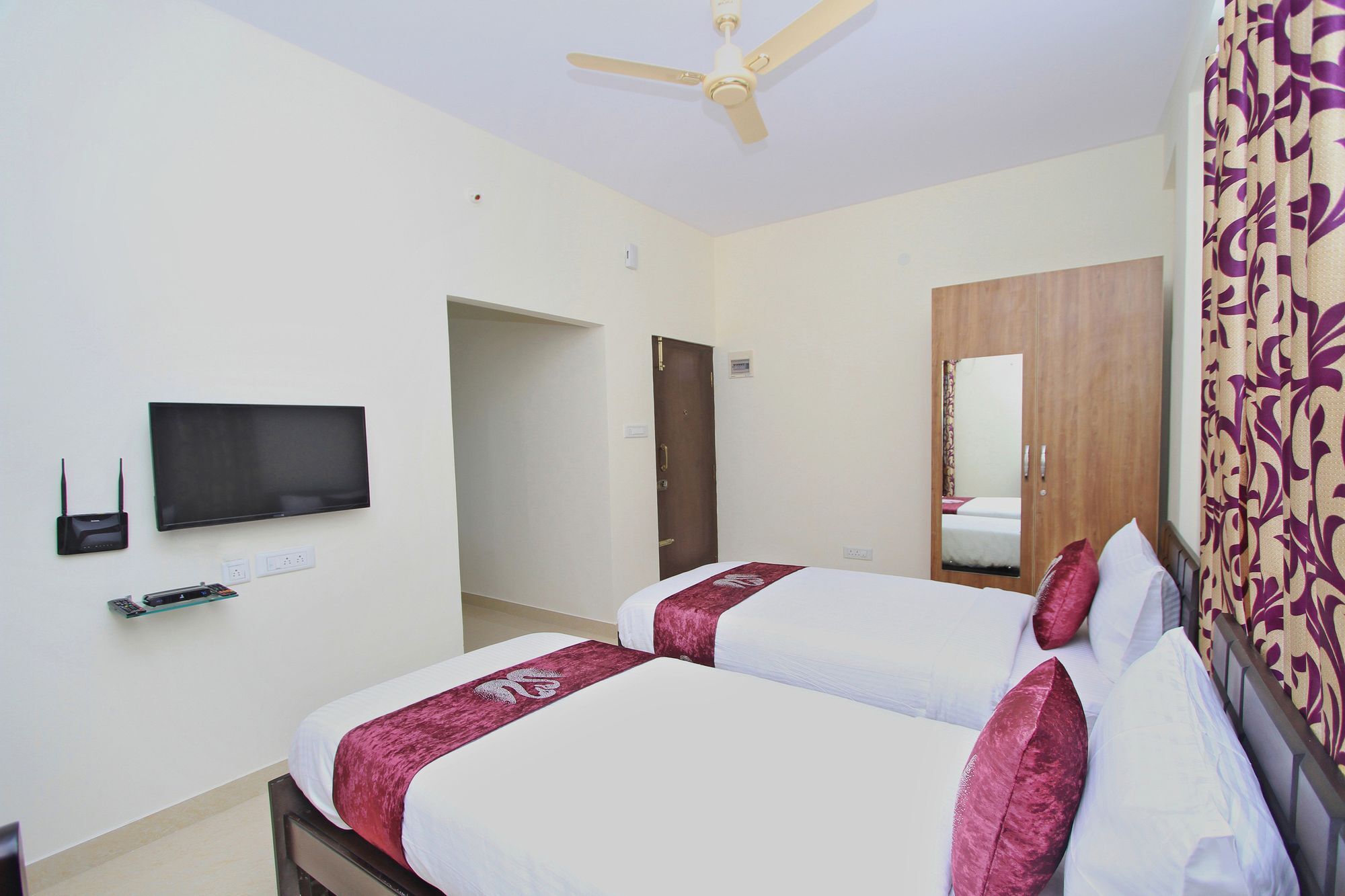Oyo 7153 Amber Hotel 3*