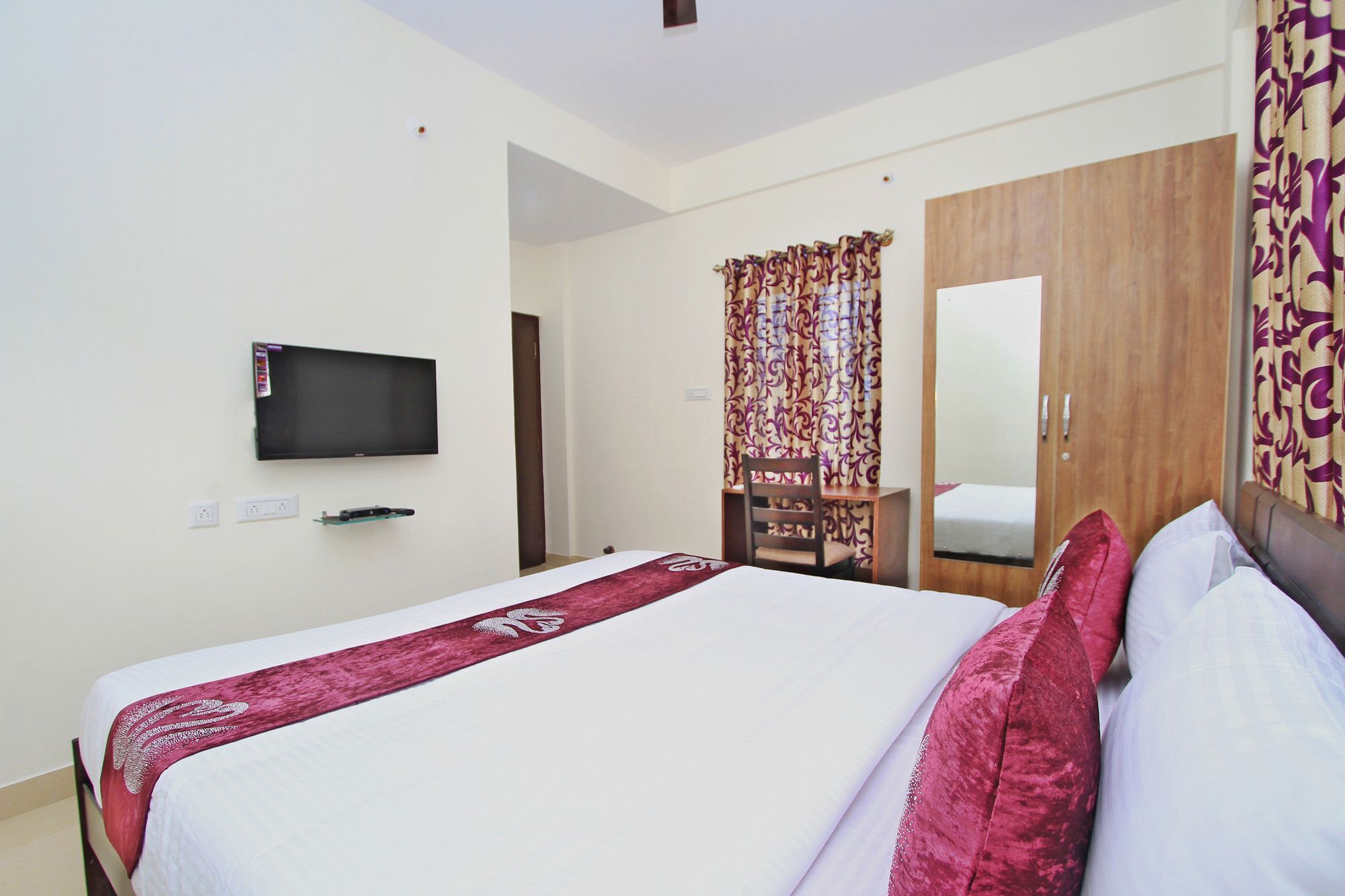 Oyo 7153 Amber Hotel 3*