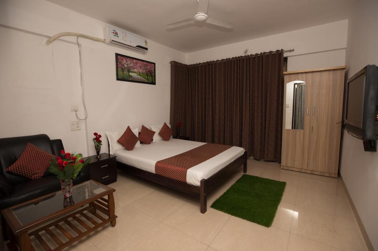 Acomodação com café da manhã  Aristo Room, - Near Kokilaben Dhirubai Ambani Hospital For Family Only,
