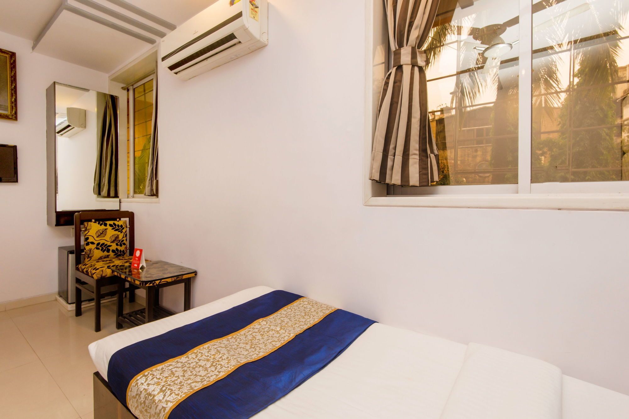 Hotel Oyo 408 Parle Mumbai