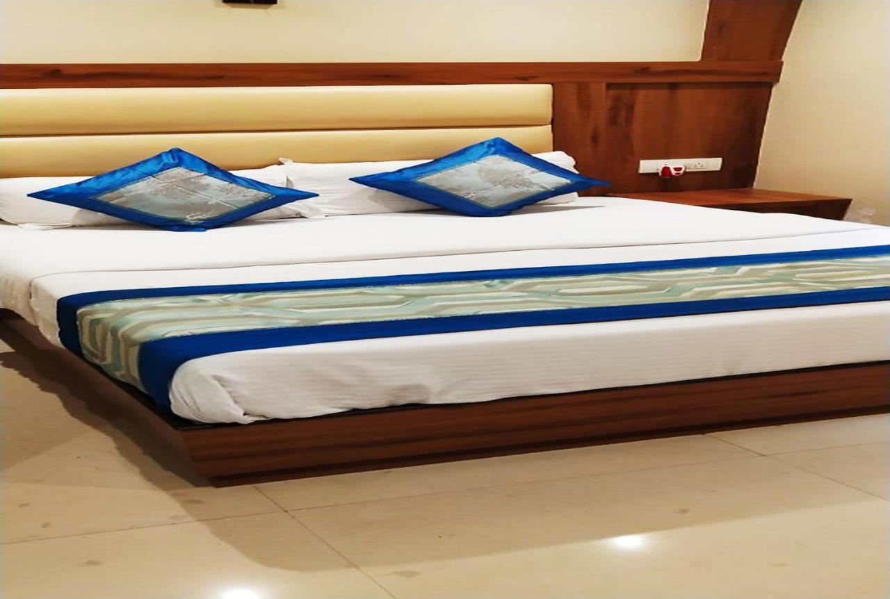Sai - Near Dadar Station 3*