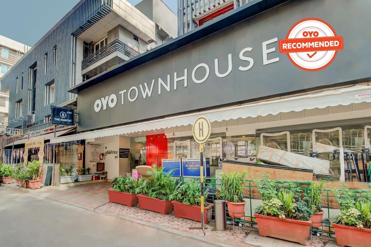 Vaccinated Staff- Oyo Townhouse 105 Khar West Station 3* Mumbai