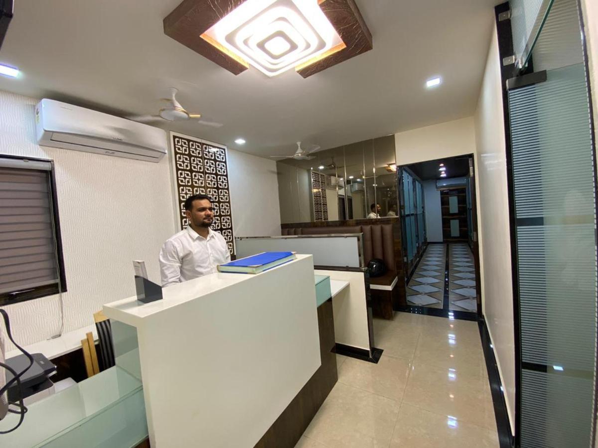Hotel Divine *