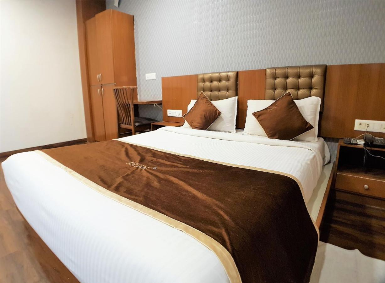 Hexa Airside 3*
