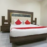 Oyo Flagship 76107 Royce Executive Hotel 3*
