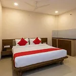 Hotel Oyo 77137 Hotle Castle