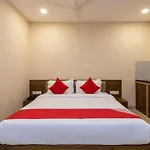 Oyo 77137 Hotle Castle 3*