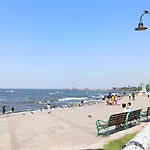 Homestay Seaview Bandra W Nr Taj Indian Women Only Mumbai