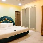 Hotel Ganesh, Near Kokilaben Dhirubhai Ambani Hospital