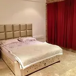 Private Room In 3Bhk Santacruz West With Breakfast & Caretacker