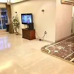 Private Room In 3Bhk Santacruz West With Breakfast & Caretacker