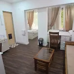 Spacious Room For 6 In Condo Near Kokilaben Hospital, Andheri West