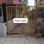 Independent 25 Corner House Bandra West Apartment *