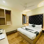 Glitz Riza - Nr Nesco Exhibition Centre Goregaon 2*