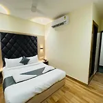 Glitz Riza - Nr Nesco Exhibition Centre Goregaon 2*