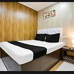 Om Sai Palace Hotel *