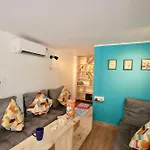 Locomo Mini - 9 Mins From Airport Hostel *