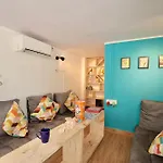 Locomo Mini - 9 Mins From Airport Hostel *