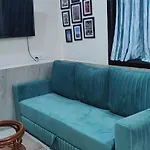 Cozy 1 Bhk Prime Location On Linking Road, Bandra