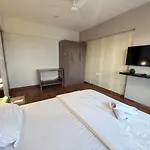 Coastal Chic - 10min From Airport Apartment Mumbai