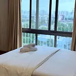 Coastal Chic - 10min From Airport Apartment *
