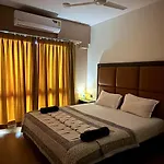 Coastal Chic - 10min From Airport Apartment *