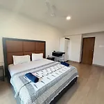 Coastal Chic - 10min From Airport Apartment