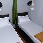 Hangout Hostel *