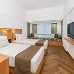 Hotel Kohinoor Continental, Airport