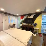 Independent 25 Corner House Bandra West Apartment *