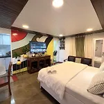 Independent 25 Corner House Bandra West * Mumbai