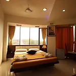 La Hotel Metro Near Bkc