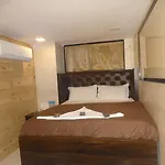Qamar 2* Mumbai