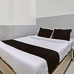 Oyo 845 Kailash Park Hotel