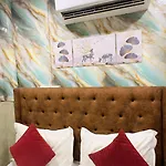Newyork By Stayzy Hotel