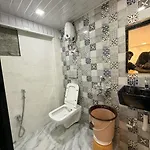 Qamar 2* Mumbai
