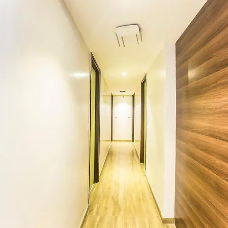 Hotel Fabhotel Regal International 3*