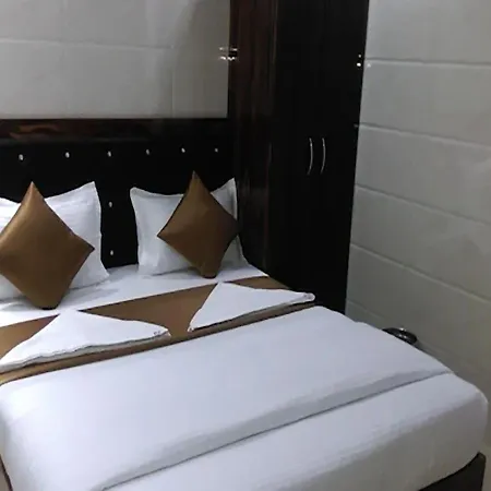 Hotel Plaza- Near Byculla Railway Station 2*