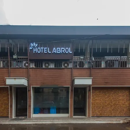 Hotel Oyo 6371 Abrol 3*