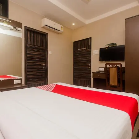 Hotel Oyo 6371 Abrol 3*