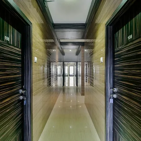 Hotel Oyo 6371 Abrol 3*