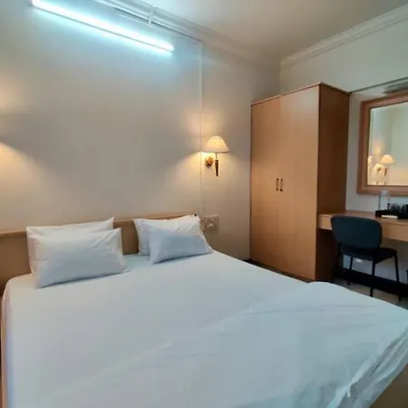 Apartment 2 Bhk Cozy W/ Netflix And Wifi In Bandra Mumbai