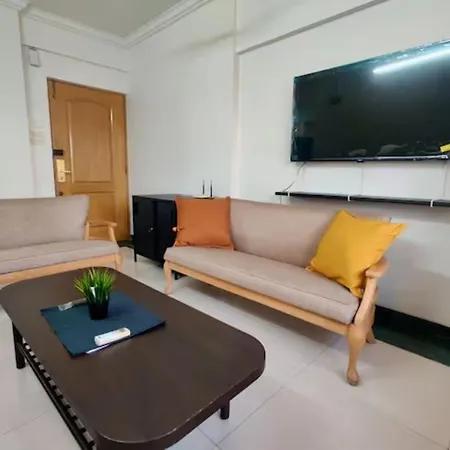 2 Bhk Cozy W/ Netflix And Wifi In Bandra
