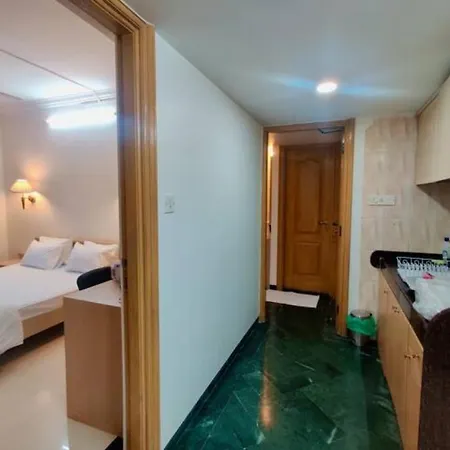 2 Bhk Cozy W/ Netflix And Wifi In Bandra * Mumbai