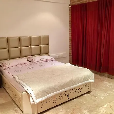 Private In 3bhk Santacruz West With Breakfast & Caretacker