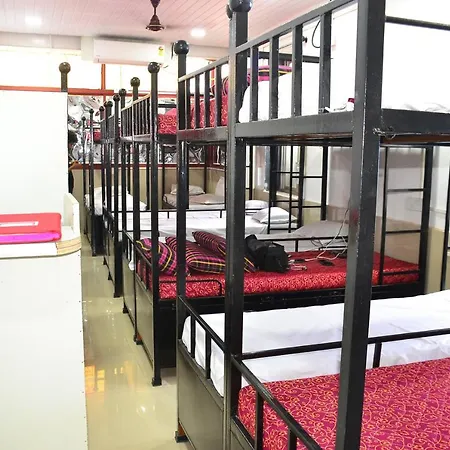 Yaan Gents Hostel *