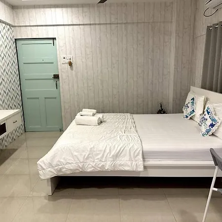 Apartment Basti 1 Chuim Village Khar West