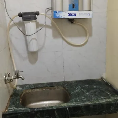 Ayat Asalpha Metro Hostel