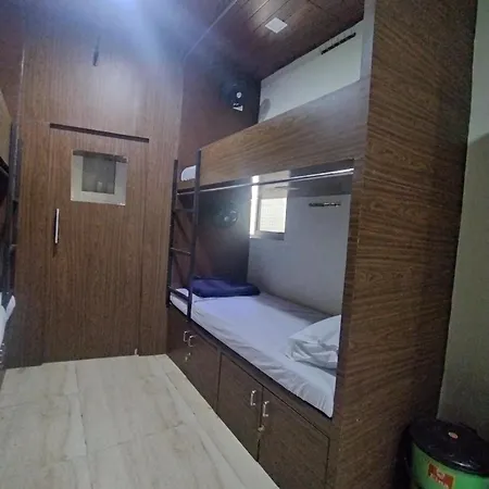 Ayat Asalpha Metro Hostel