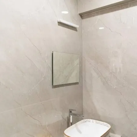 Modern, Elegant, Serene 2bhk Near Bkc & Airport Apartment